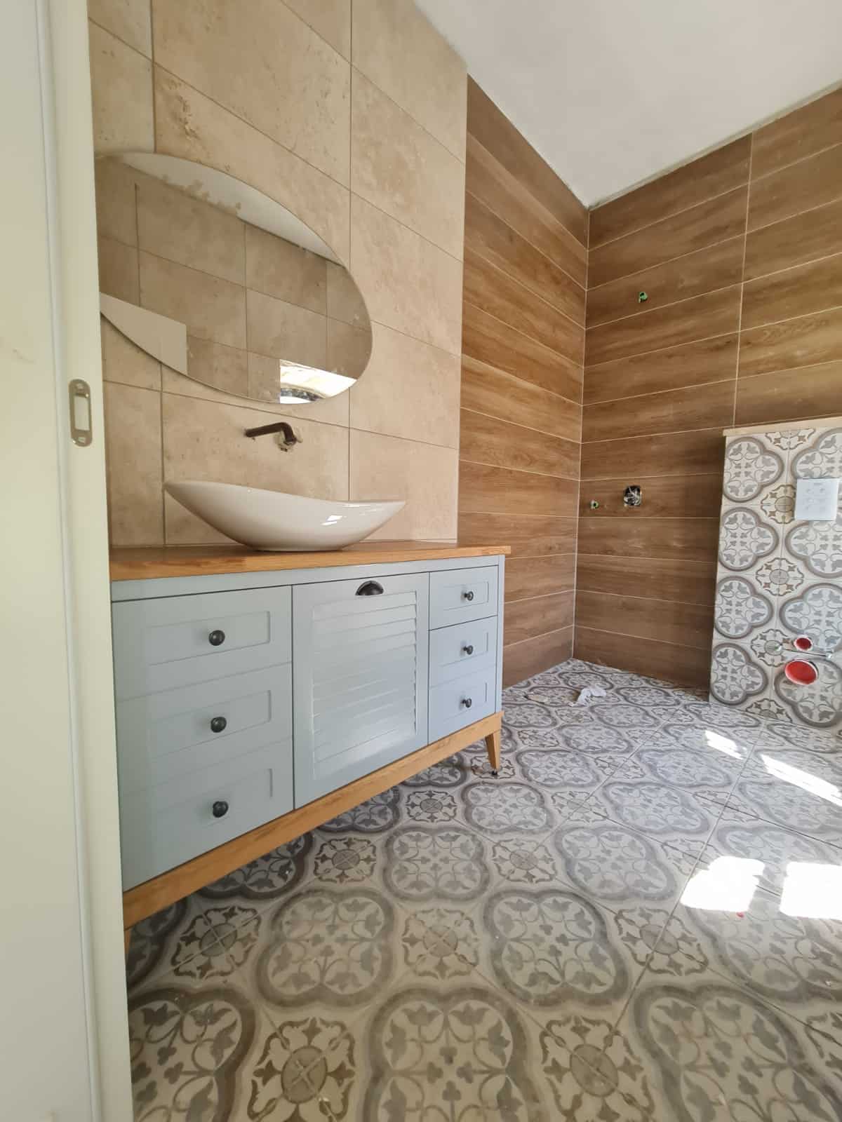 ארון אמבטיה ליאו לבן עם משטח בוצ'ר